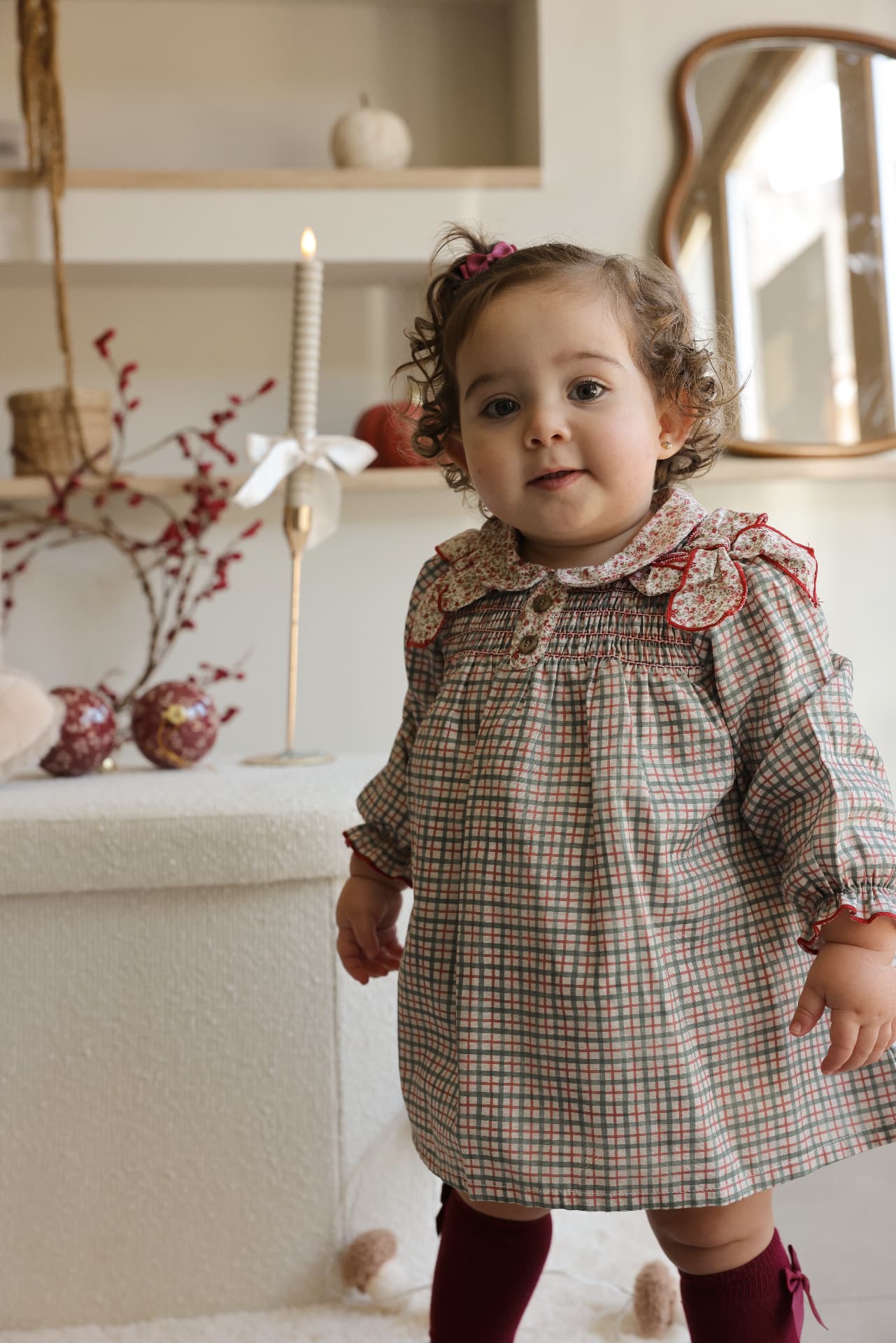 Niña con vestido de cuadros en un escenario de Navidad de Casitacora