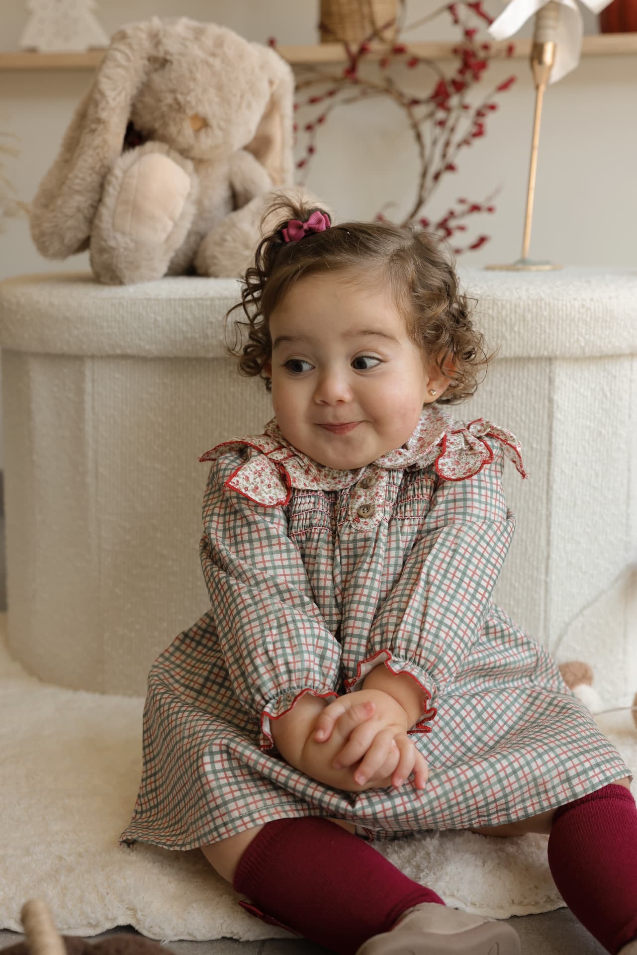 Niña sentada jugando en el escenario de Navidad de Casitacora