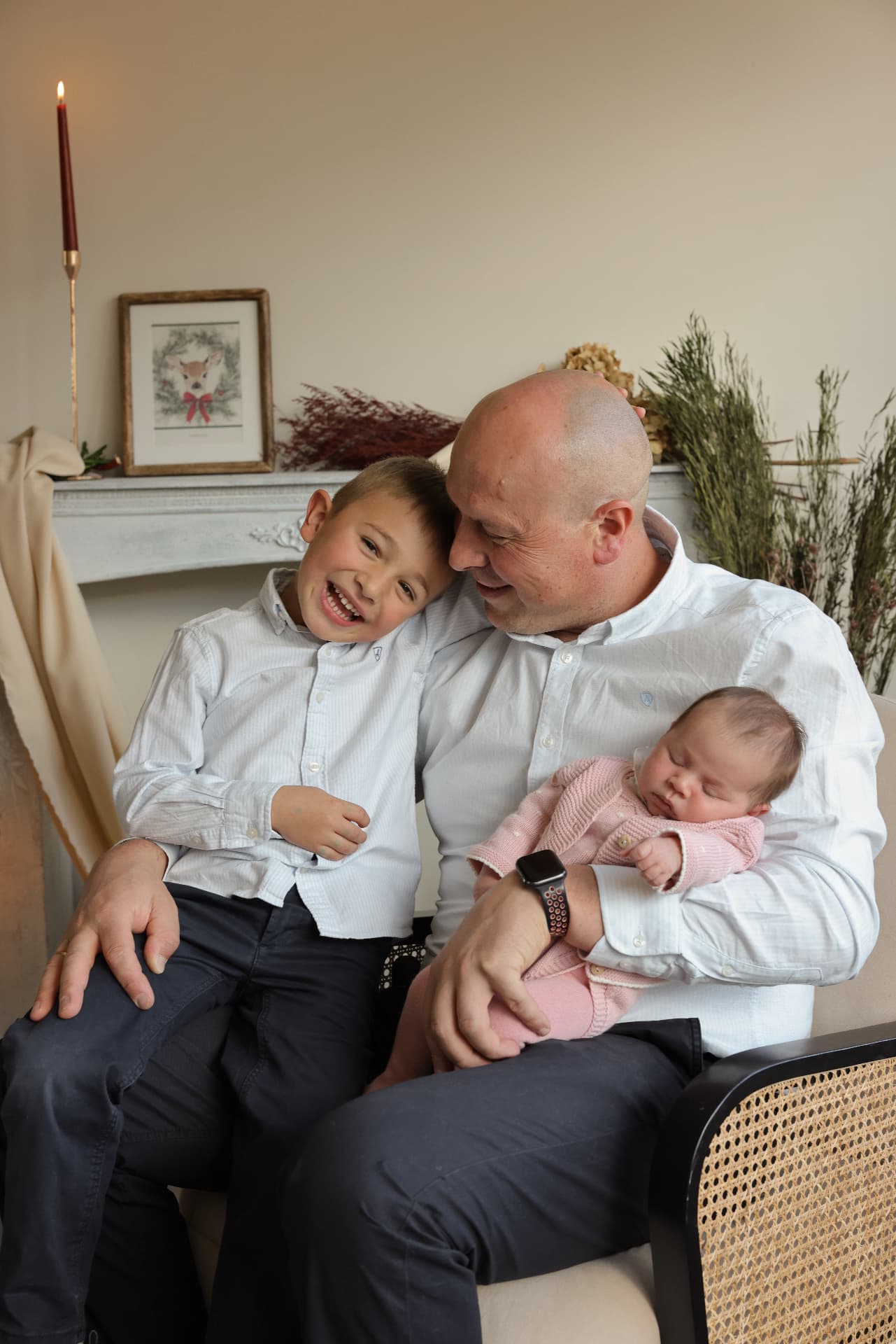 Padre con sus hijos y un bebé recién nacido en la sesión de Navidad